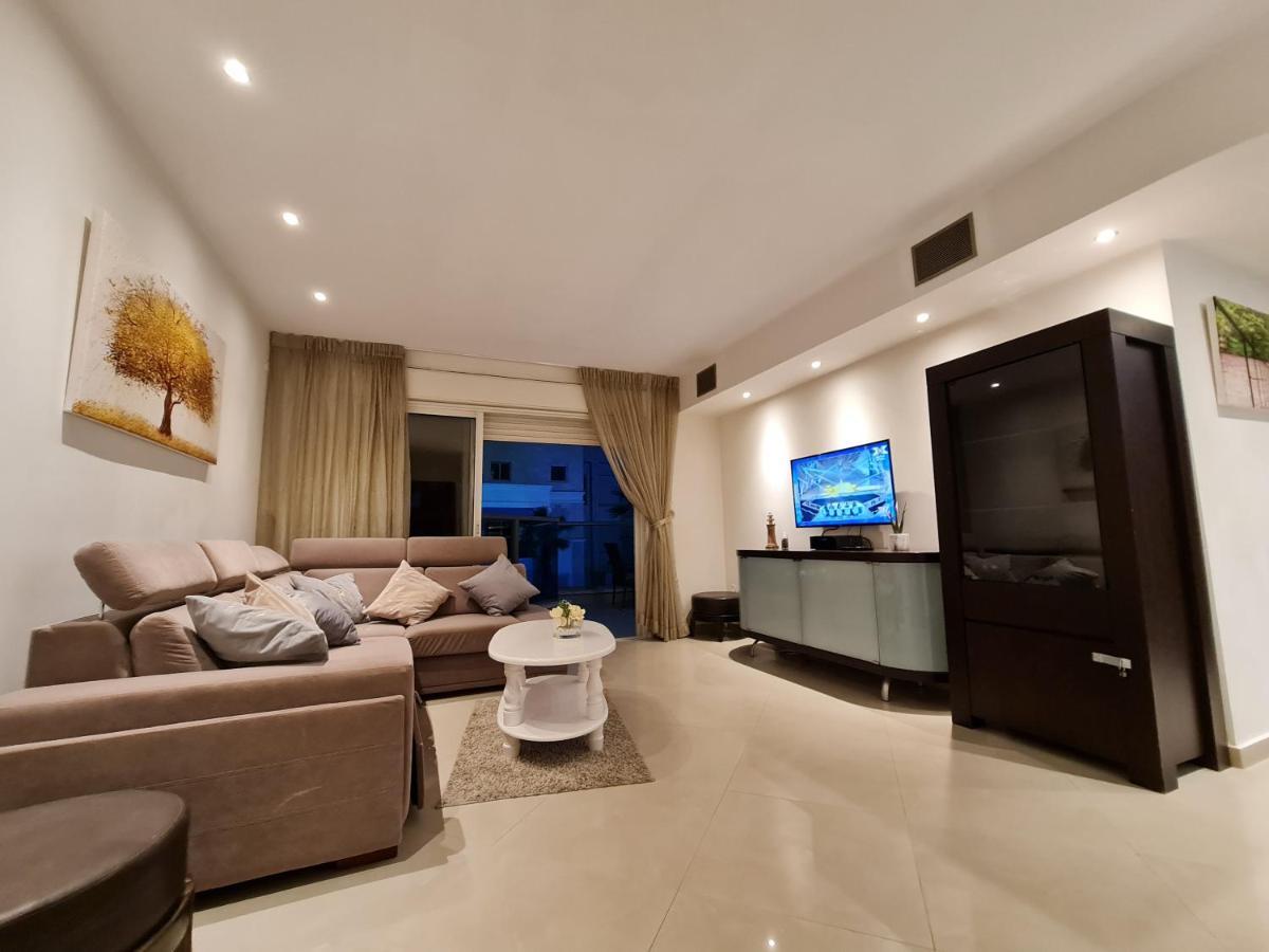Sweet With Balcony In Luxury Apartment